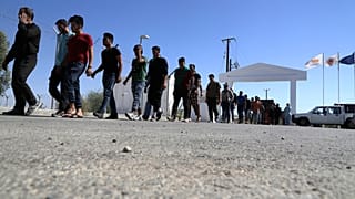 مهاجرون من سوريا يسيرون نحو مخيم للاجئين في كوكينوتريميثيا خارج العاصمة نيقوسيا، الأحد 10 سبتمبر 2017