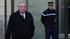 رئيس الوزراء الفرنسي المعين حديثًا فرانسوا بايرو يصل إلى مقر إقامة رئيس الوزراء ، الجمعة 13 ديسمبر 2024 في باريس.