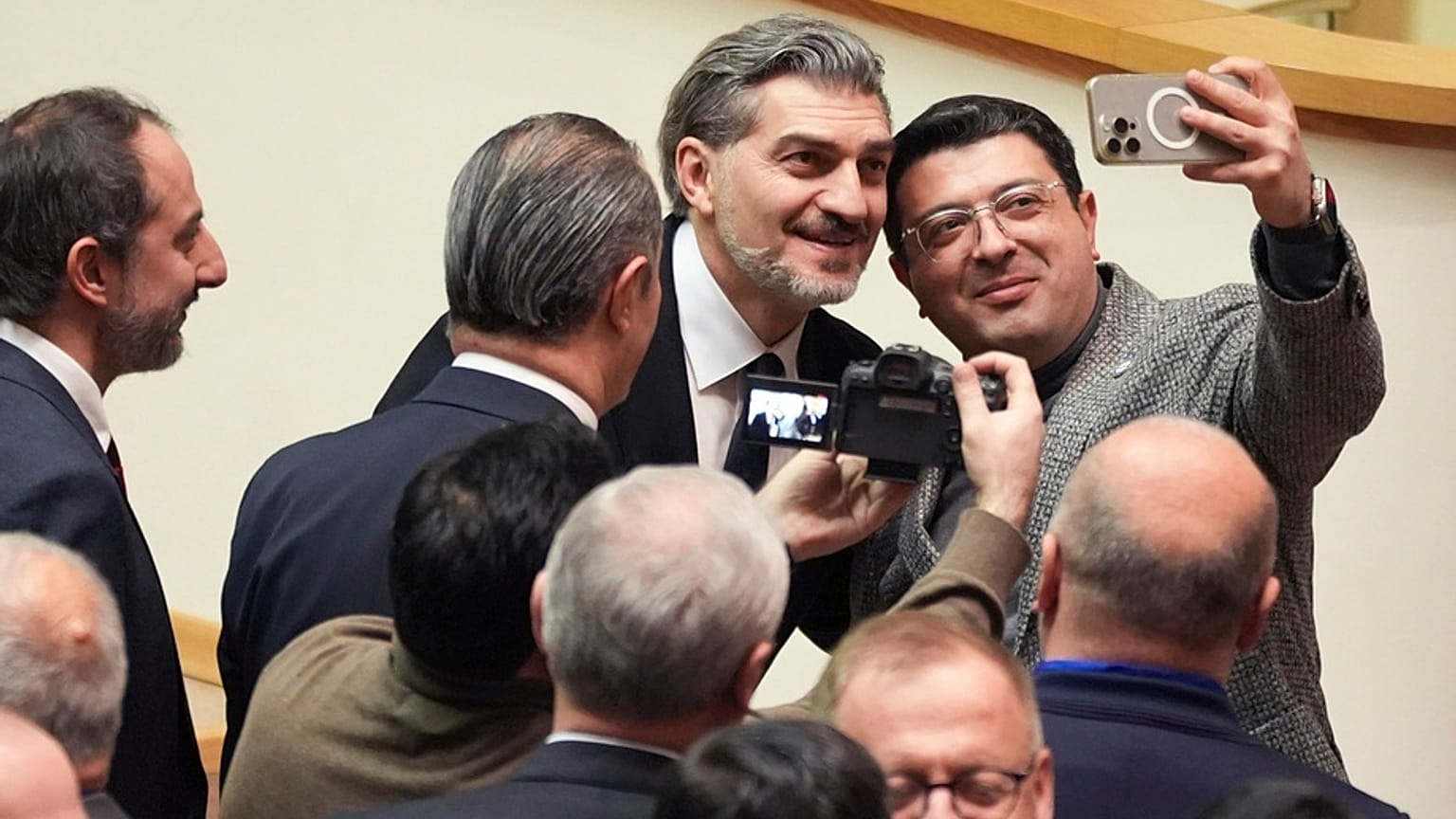 Mikheil Kavelashvili, à droite, tire vers le but lors de la Coupe de la réunification contre l'équipe nationale chinoise à Hong Kong, le 1er juillet 2007.