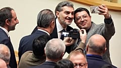 Mikheil Kavelashvili, à droite, tire vers le but lors de la Coupe de la réunification contre l'équipe nationale chinoise à Hong Kong, le 1er juillet 2007.