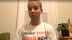 Kornelija Dudaitė litván atléta a „Tegyük újra kicsivé Oroszországot” („Make Russia Small Again”) feliratú pólóban