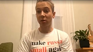 Kornelija Dudaitė litván atléta a „Tegyük újra kicsivé Oroszországot” („Make Russia Small Again”) feliratú pólóban