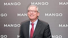 Mango'nun kurucusu Isak Andic, 17 Mayıs 2011 Salı günü Paris'te düzenlenen 2011 Sonbahar-Kış Mango defilesinde görüntüleniyor