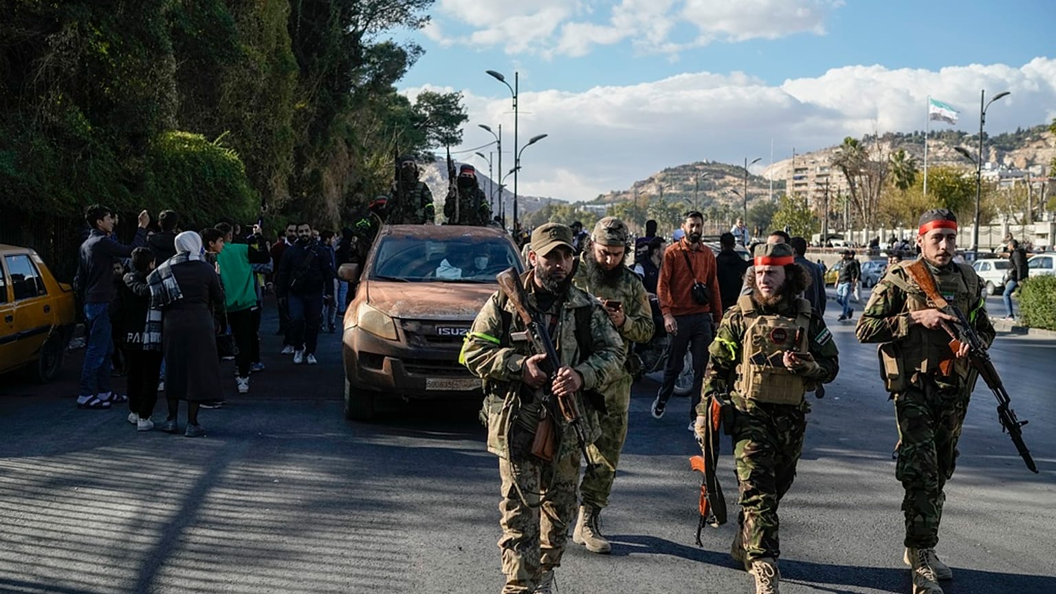 مظاهرة احتفالية بعد صلاة الجمعة الأولى منذ سقوط حكومة بشار الأسد، في الساحة المركزية بدمشق، سوريا، الجمعة 13 ديسمبر 2024. 
