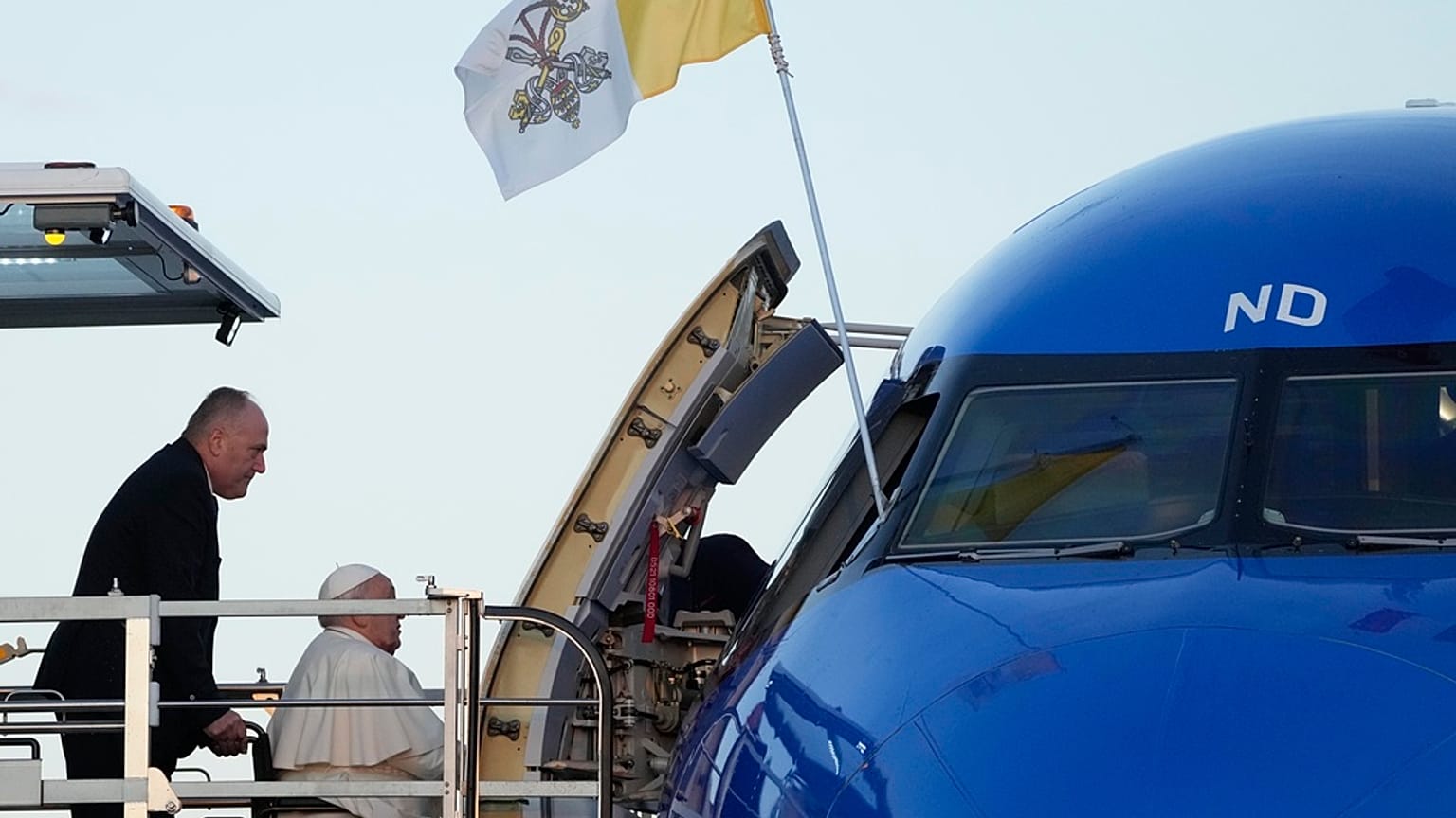 Papst Franziskus besteigt auf dem Flughafen Fiumicino in Rom ein Flugzeug auf dem Weg zu einem eintägigen Besuch in Ajaccio auf der Insel Korsika, Sonntag, 15. Dezember 2024. 