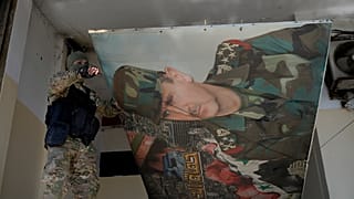 Suriyeli bir isyancı Şam'da eski Devlet Başkanı Beşar Esad'ın posterini kaldırıyor, 14 Aralık, 2024