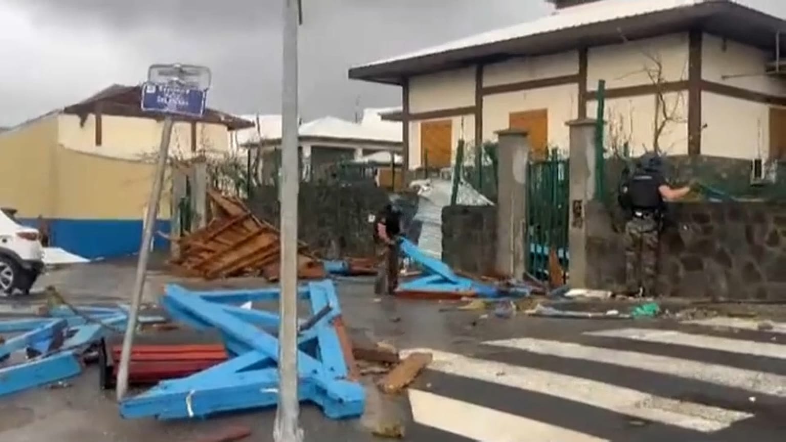 Schäden in den Straßen der Hauptstadt Mamoudzou in Mayotte, 14. Dezember 2024
