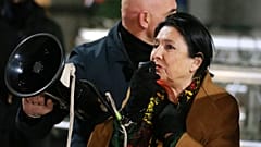 Salome Zourabichvili grúz elnök beszél a parlament előtti kormányellenes tüntetésen Tbilisziben, 2024. december 14-én.