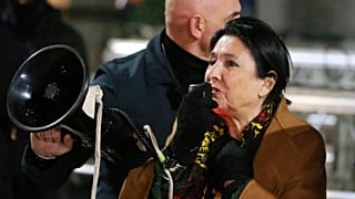 Die georgische Präsidentin Salome Surabitschwili spricht während einer regierungskritischen Kundgebung vor dem Parlament in Tiflis, 14. Dezember 2024