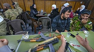 ARQUIVO - Combatentes da oposição sentam-se num restaurante no mercado Al-Hamidiyeh, no interior da antiga cidade murada de Damasco, na Síria, terça-feira, 10 de dezembro de 2024. (AP Photo/Hussein Malla)