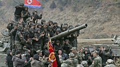 Észak-koreai katonák üdvözlik az ország diktátorát, Kim Dzsongunt egy hadgyakorlaton