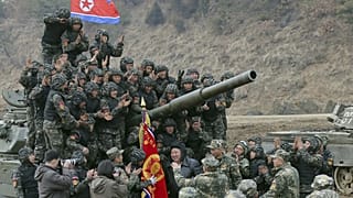 Észak-koreai katonák üdvözlik az ország diktátorát, Kim Dzsongunt egy hadgyakorlaton