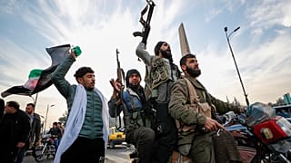 مقاتلون من المعارضة السورية يحتفلون بعد انهيار الحكومة السورية في دمشق، سوريا، الأحد، 8 ديسمبر/كانون الأول 2024
