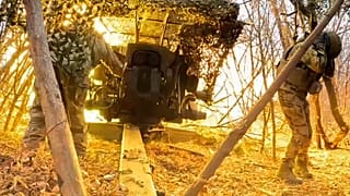 Orosz katonák egy D-20-as ágyúval tüzelnek ukrán állások felé egy meg nem nevezett helyen.