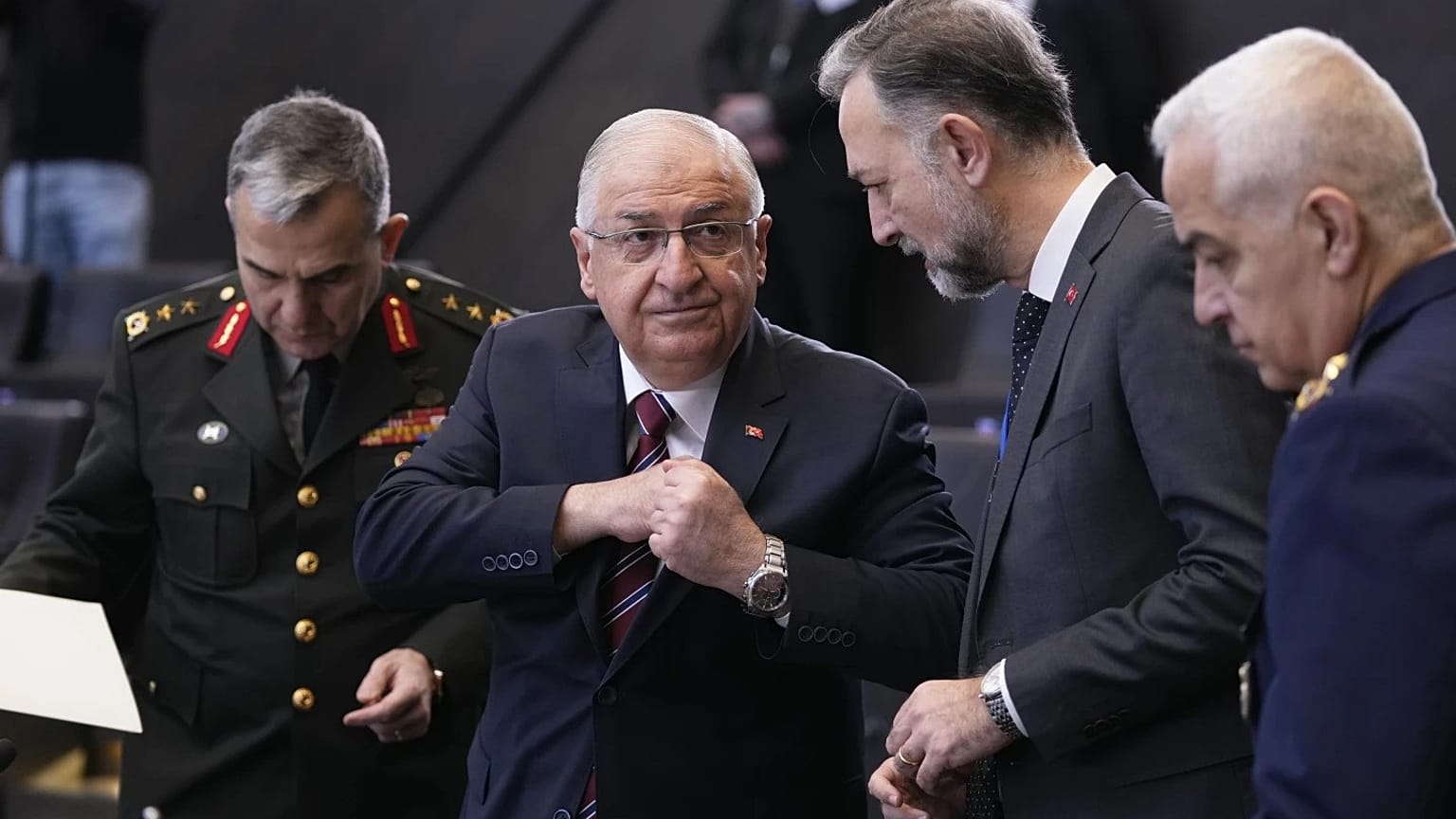 Milli Savunma Bakanı Yaşar Güler (ortada)