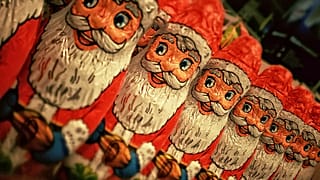 Noel Baba, Noel arifesini Noel'e bağlayan akşam geç saatlerde ve gece evlere gizlice girerek çocuklara hediye bıraktığına inanılan efsanevi bir figür