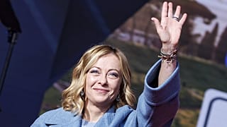 Giorgia Meloni integet a római Circus Maximusban 2024. december 15-én