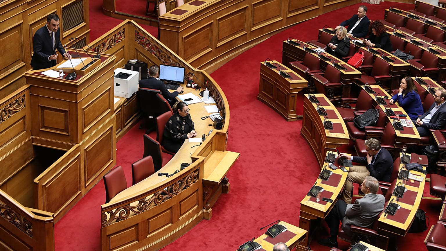 Ο πρόεδρος της Νέας Αριστεράς Αλέξης Χαρίτσης, μιλάει κατά τη διάρκεια της πέμπτης μέρας της συζήτησης στην Ολομέλεια της Βουλής για τον Προϋπολογισμό του 2025,