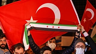 رفع الأعلام التركية والسورية خلال مسيرة خارج القنصلية الإسرائيلية في إسطنبول، يوم الأحد، 9 مايو، 2021.