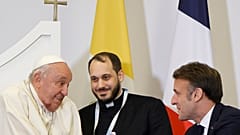 A pápa és Macron elnök