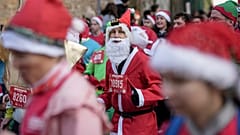 Des participant à une course de Pères Noël
