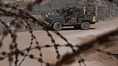 Des soldats israéliens montent sur un véhicule blindé avant de se diriger vers la ligne Alpha qui sépare le plateau du Golan contrôlé par Israël de la Syrie, 15 décembre 2024.