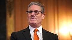 El primer ministro británico Keir Starmer pronuncia un discurso mientras él y su esposa Victoria organizan una fiesta de Navidad para niños en el interior del número 10 de Downing Street, el 13 de diciembre de 2024.