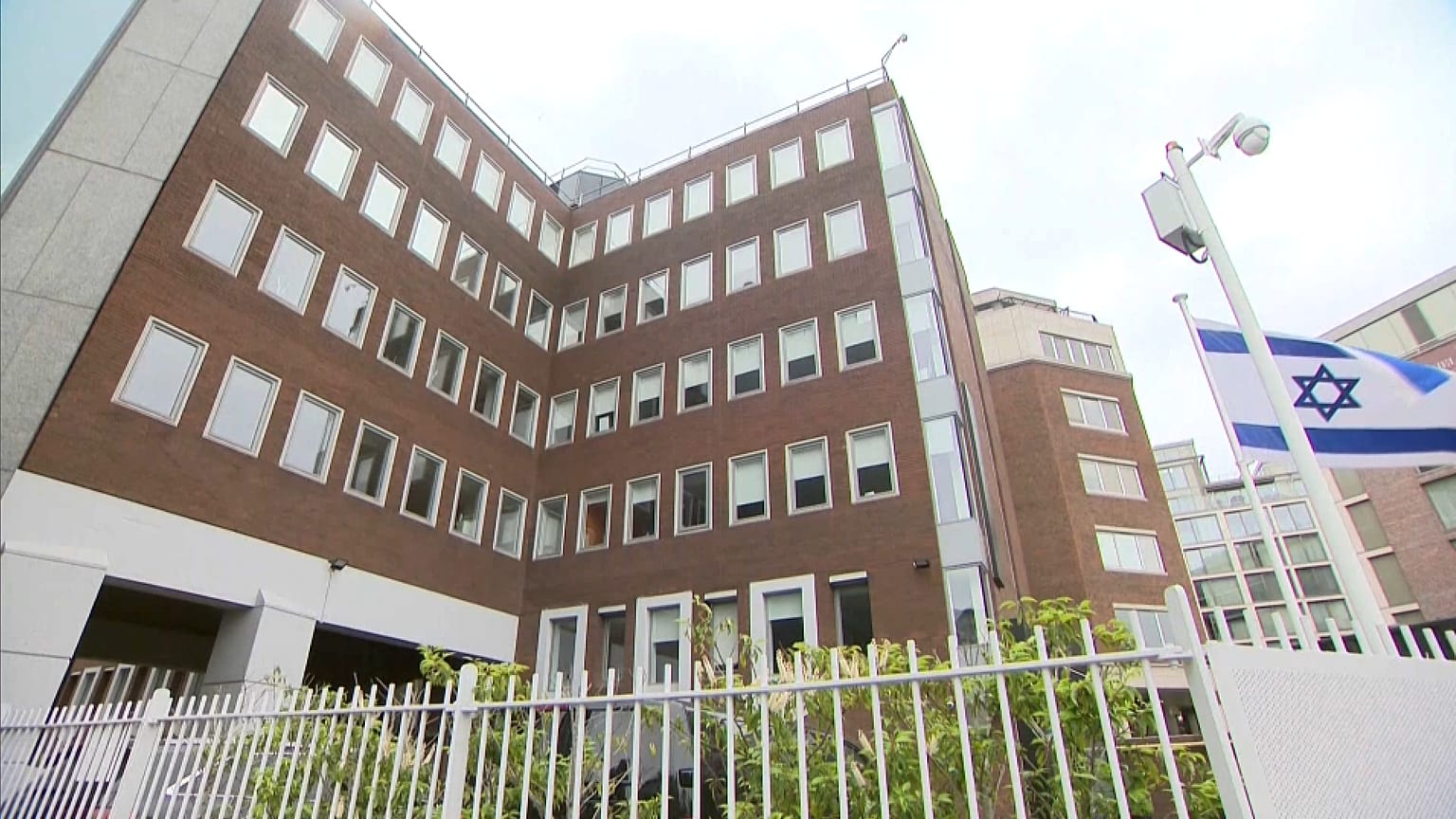 L'extérieur de l'ambassade d'Israël à Dublin, 15 décembre 2024