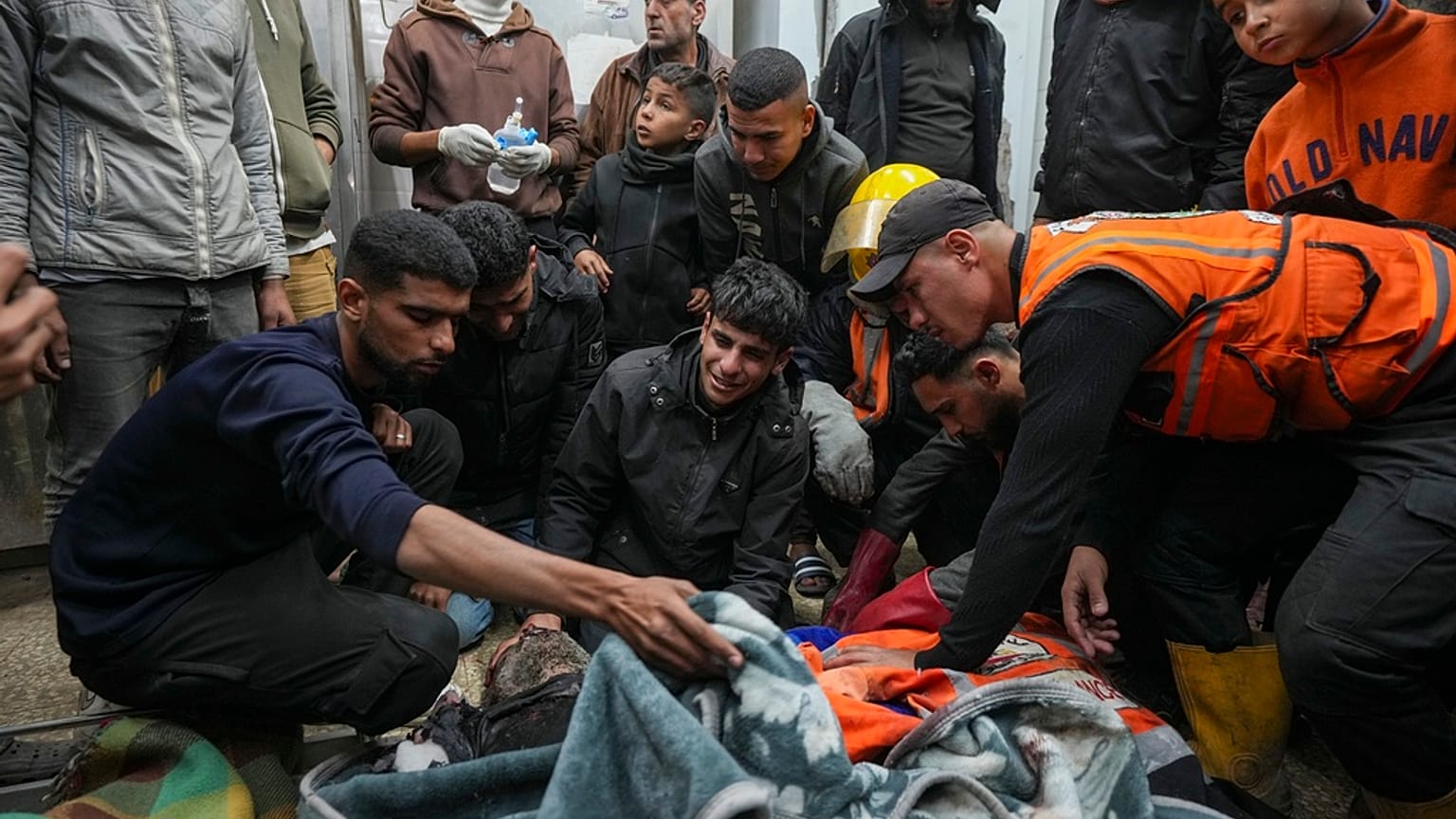 فلسطينيون يشيعون جثامين عمال الدفاع المدني ضحايا غارة للجيش الإسرائيلي في مخيم النصيرات، وسط قطاع غزة، الأحد 16 ديسمبر/كانون الأول 2024. 
