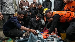 فلسطينيون يشيعون جثامين عمال الدفاع المدني ضحايا غارة للجيش الإسرائيلي في مخيم النصيرات، وسط قطاع غزة، الأحد 16 ديسمبر/كانون الأول 2024.