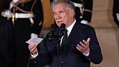 Le nouveau Premier ministre François Bayrou s'exprime après la passation des pouvoirs à la résidence du Premier ministre, le vendredi 13 décembre 2024, à Paris.