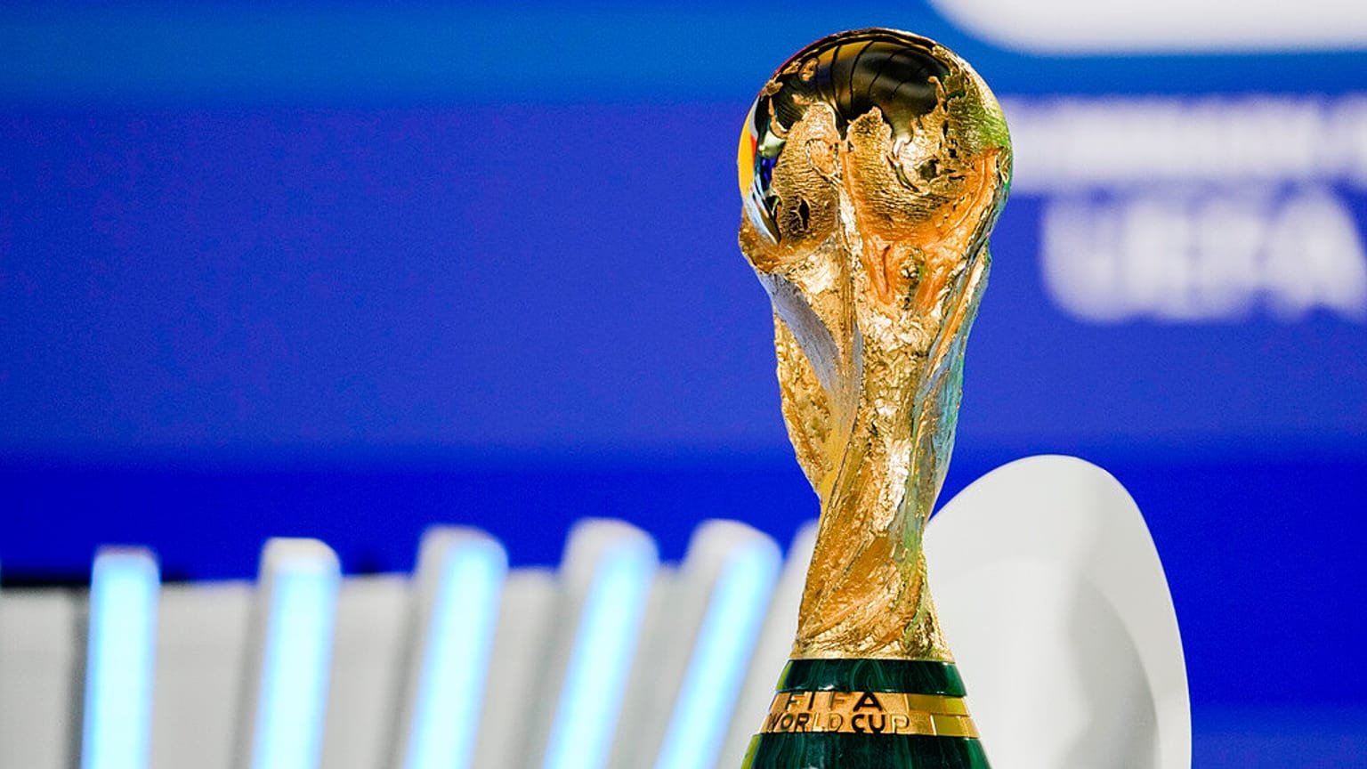 Το τρόπαιο του Παγκοσμίου Κυπέλλου FIFA 26 παρουσιάζεται κατά τη διάρκεια της προκριματικής κλήρωσης της UEFA στην έδρα της FIFA στη Ζυρίχη, Ελβετία, 13 Δεκεμβρίου 2024.