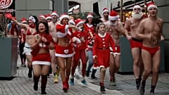 Des coureurs pendant le marathon du Père Noël de 3,5km à Budapest en Hongrie, le 15.12.2024