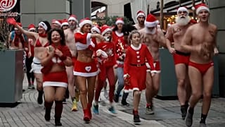 Läufer während des 3,5 km langen Weihnachtsmann-Marathons in Budapest, Ungarn, am 15.12.2024