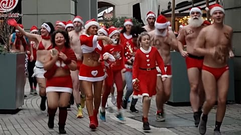 Budapeşte, Macaristan'da düzenlenen 3,5 km'lik Noel Baba Maratonu sırasında koşucular, 15.12.2024