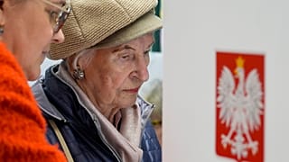 Kobieta głosuje w polskich wyborach. 