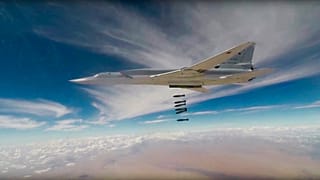 قاذفة روسية من طراز تو-22 إم زد وهي تضرب مواقع لمسلحي داعش خارج بلدة البوكمال على الحدود السورية مع العراق، الأربعاء 1 نوفمبر/تشرين الثاني 2017 