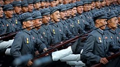 Des soldats nord-coréens en uniformes historiques défilent sur la place Kim Il Sung, le samedi 10 octobre 2015, à Pyongyang, en Corée du Nord.