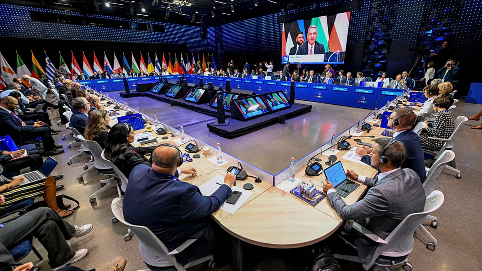 Lázár János beszél a magyar közlekedés európai rendszerbe integrálásáról