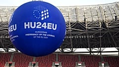 Ballon géant avec le logo de la présidence hongroise au Puskás Arena - Budapest, 8 novembre 2024 
