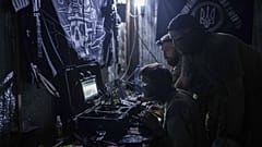 Foto de ficheiro: Soldados ucranianos da 3ª brigada de assalto pilotam um drone explosivo FPV sobre posições russas na região de Kharkiv, Ucrânia, 25 de agosto de 2024