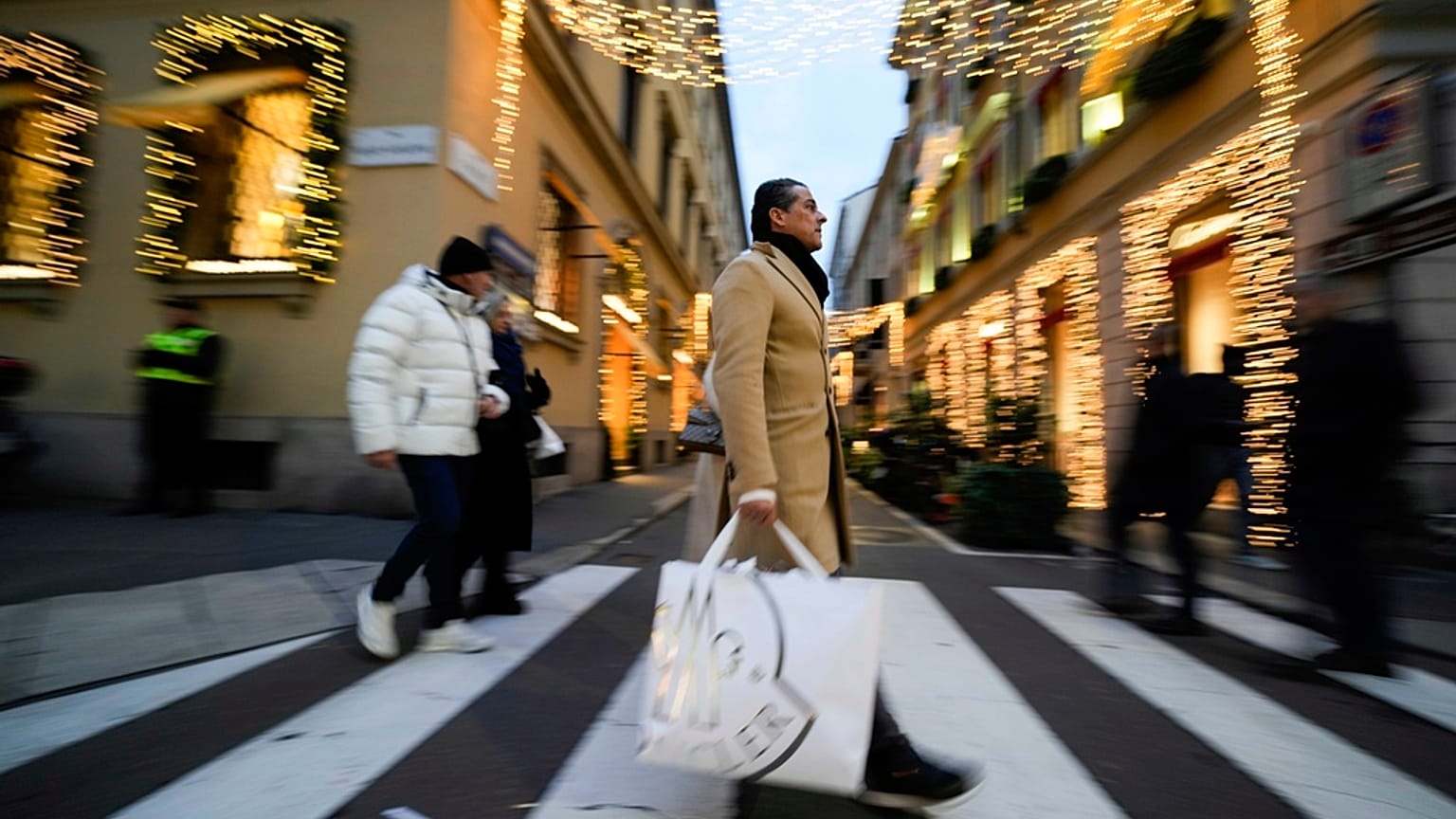Shopping in via Montenapoleone a Milano