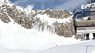 Air Zermatt'a ait bir helikopterdeki yamaç devriyesi, bu öğlen Belalp kayak merkezinde çığları yapay olarak patlatmak için pencereden dışarı patlayıcı madde atıyor, 2018