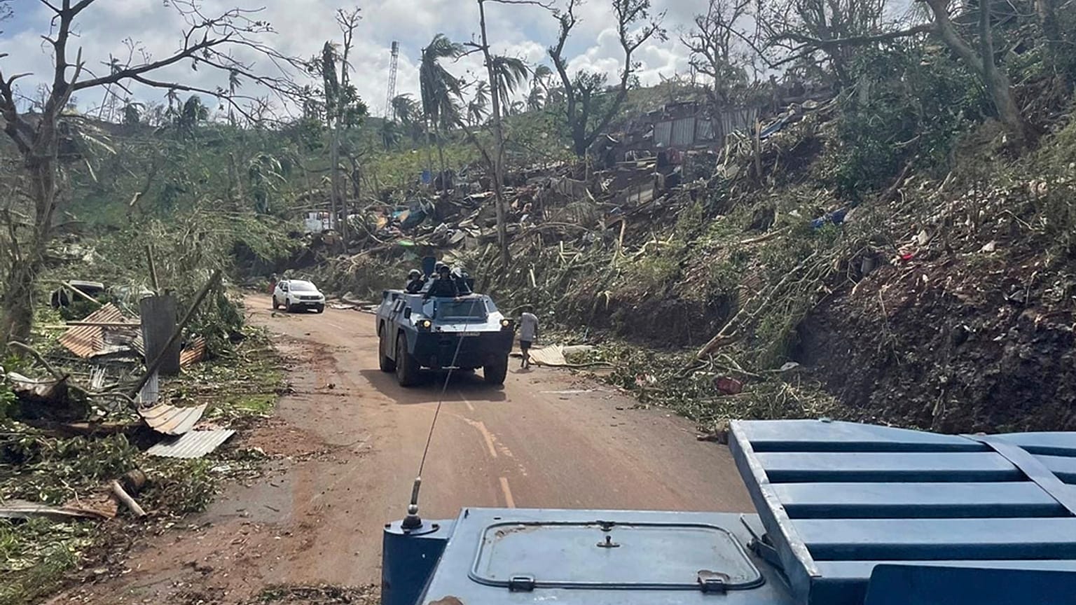 Fahrzeuge der Gendarmerie nationale fahren auf einer Straße nach dem Zyklon Chido, Mayotte,15.12.2024