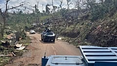 Des véhicules de la Gendarmerie nationale circulant sur une route après le passage du cyclone Chido, Mayotte,le 15.12.2024