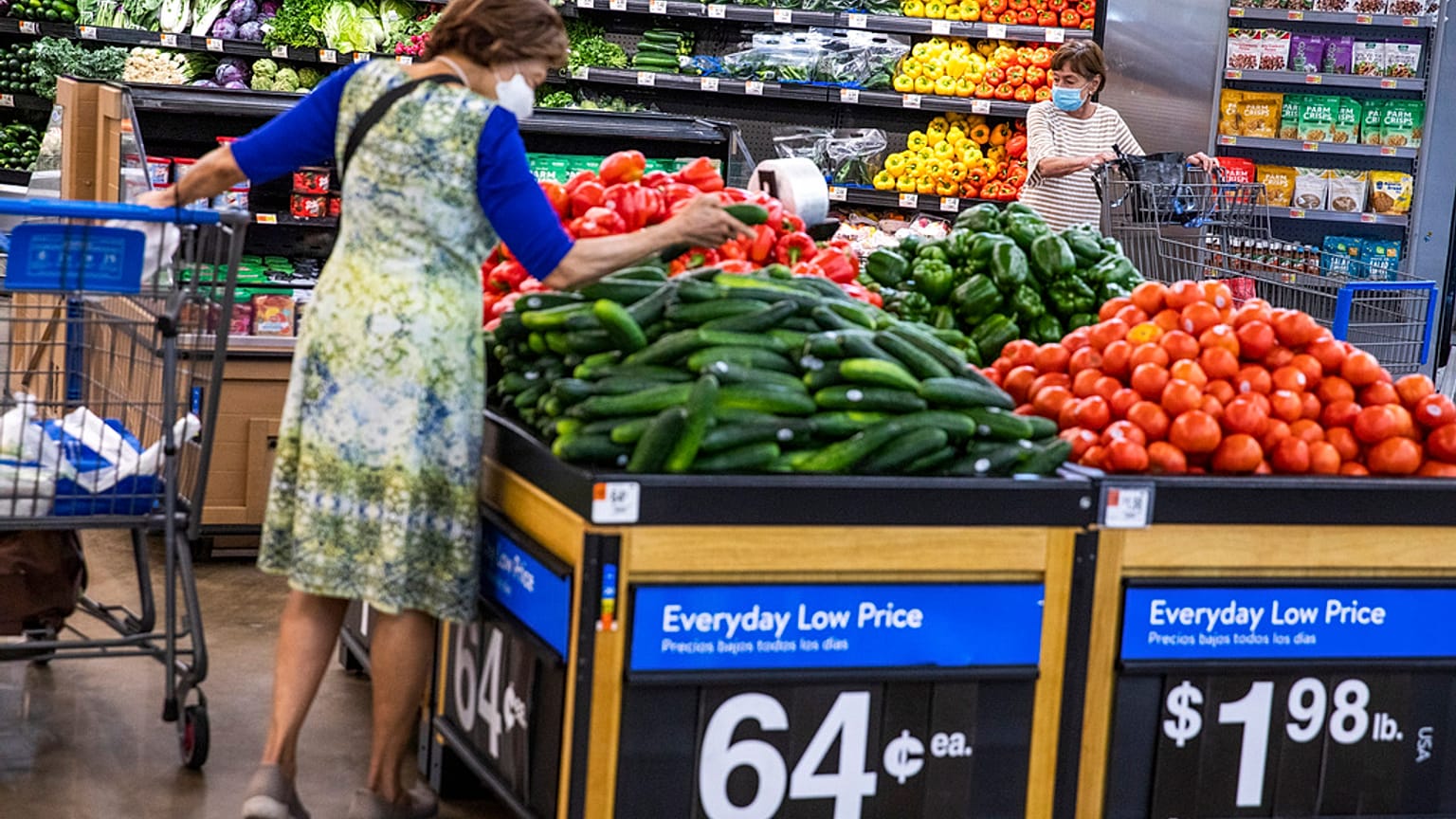 Escena en un supermercado Walmart en Secaucus, Nueva Jersey, en 2024