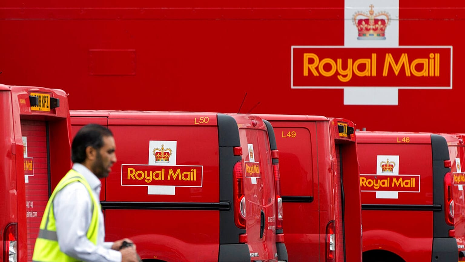 Φορτηγά της Royal Mail στο γραφείο διαλογής στο Mount Pleasant του Λονδίνου. 12 Σεπτεμβρίου 2013.