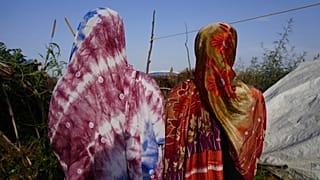 Sudan'daki savaştan kaçan kadınlar Çad'daki bir mülteci kampında, 5 Ekim 2014