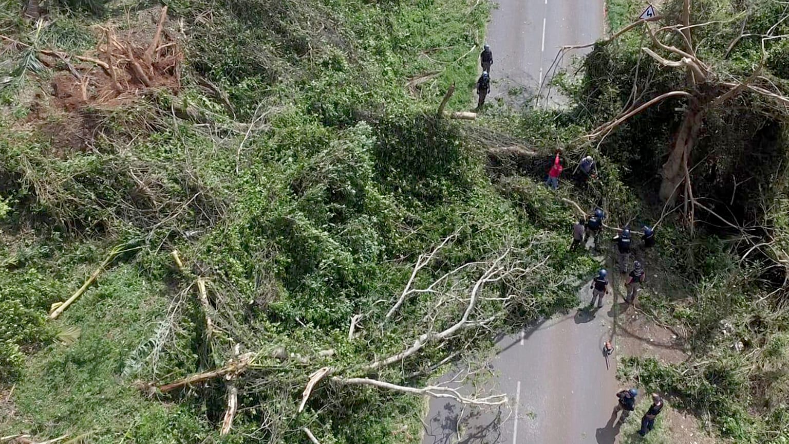 Dieses von der Gendarmerie Nationale zur Verfügung gestellte Foto zeigt Mitglieder der Gendarmerie Nationale, die am Sonntag, 15. Dezember 2024, eine Straße in Mayotte räumen.