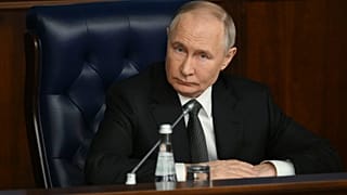 O Presidente russo, Vladimir Putin, participa numa reunião alargada do Conselho de Administração do Ministério da Defesa no Centro de Controlo da Defesa Nacional em Moscovo, Rússia, segunda-feira, 16 de dezembro de 2024.